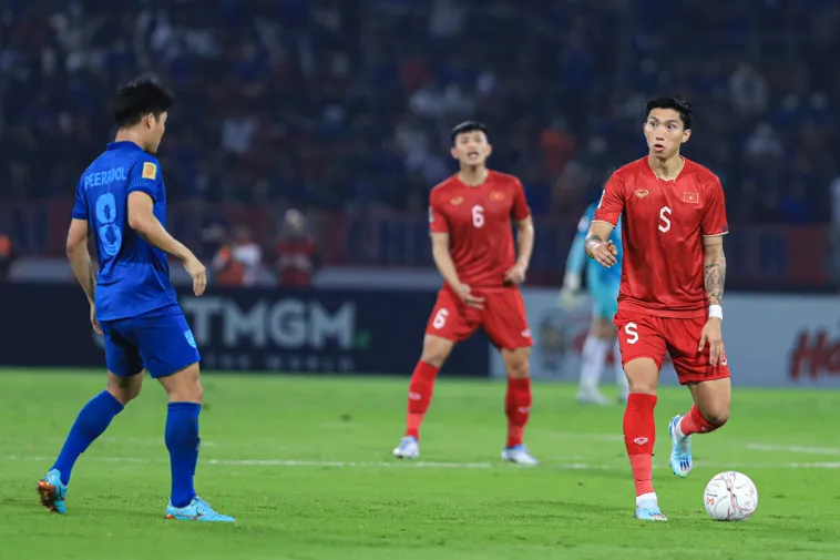 Khám Phá Vai Trò Và Chiến Thuật Hiện Đại Của Cầu Thủ Đá Thòng Trung Vệ